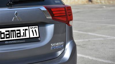 نشان PHEV در عقب میتسوبیشی اوتلندر هیبریدی